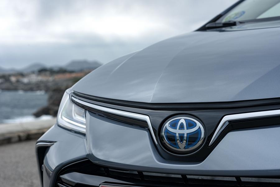 Детали экстерьера Toyota Corolla Hybrid Sedan 2019 года  (WW) (фото 11 из 25)